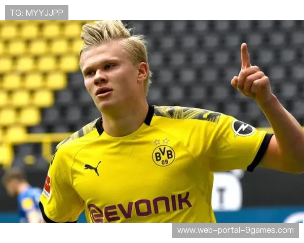 瞬间:哈兰德进球后拒庆祝,致敬多特蒙德生涯